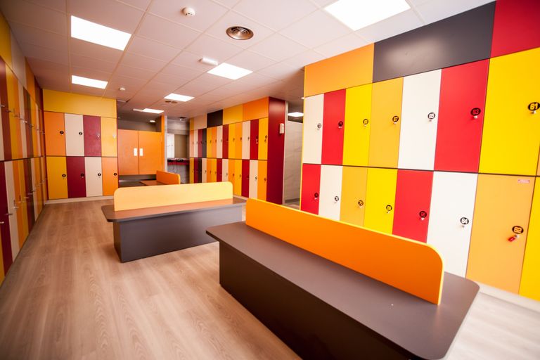 VESTURARIOS Y BAÑOS GIMNASIO FITNESS VALMOJADO